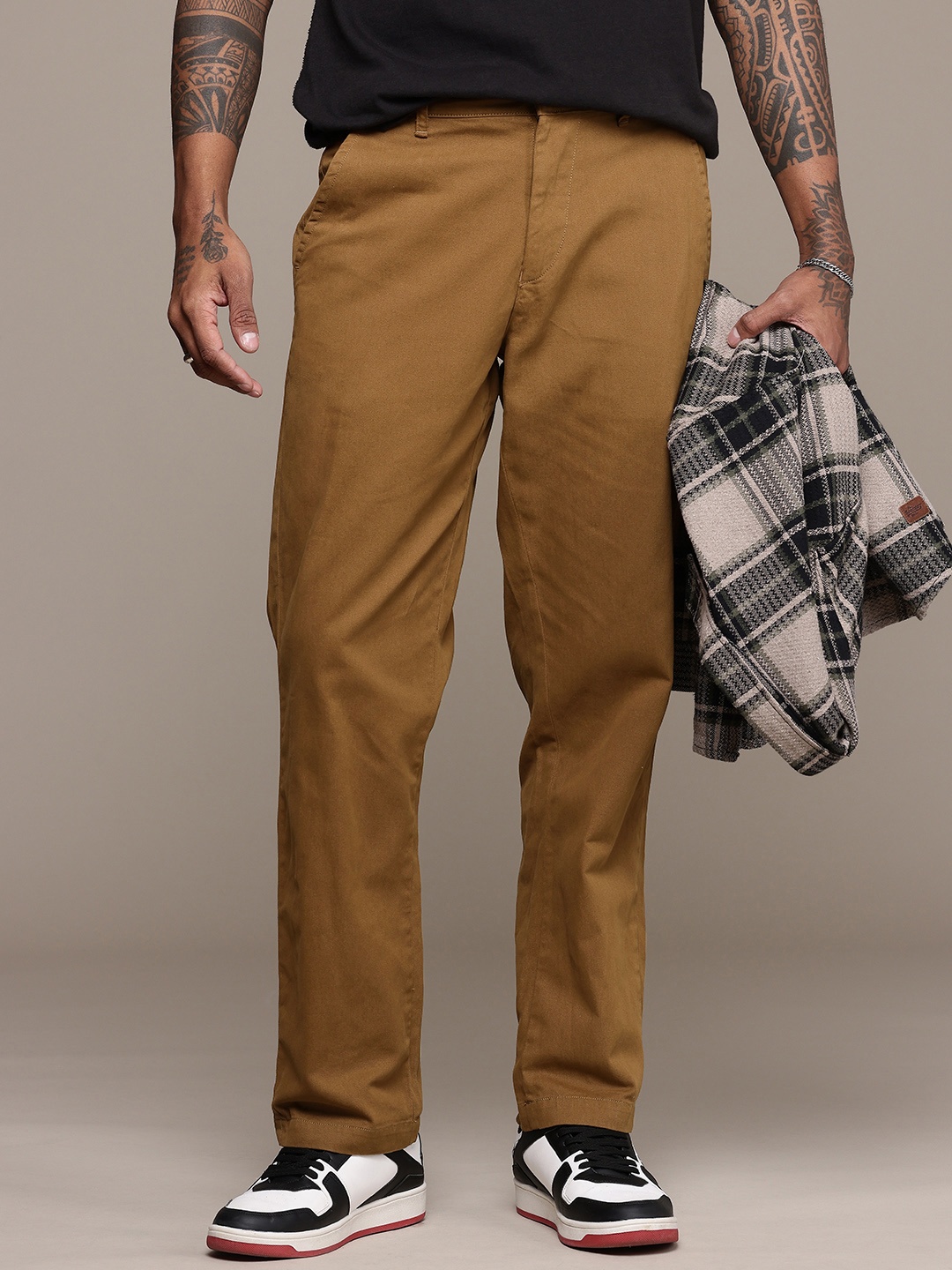 

The Roadster Lifestyle Co. Men Pure Cotton Relaxed Chinos Trousers, Coffee brown