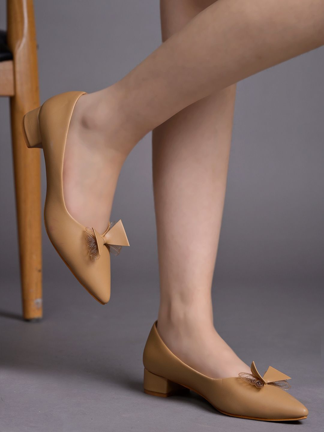 

Shoetopia Block Pumps with Bows, Tan