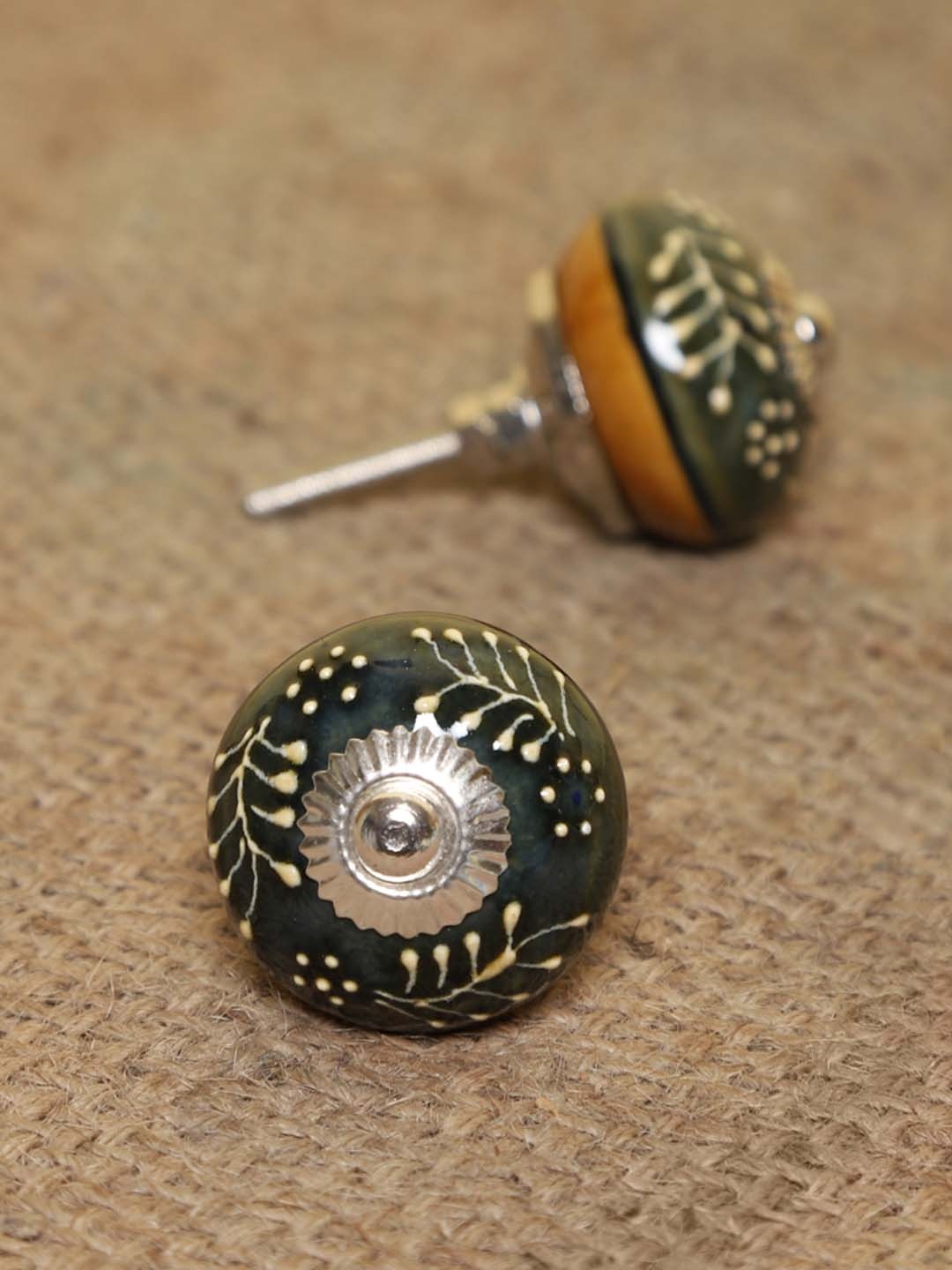 

MODEFE Black & Gold Toned 6 Pieces Textured Ceramic Knobs