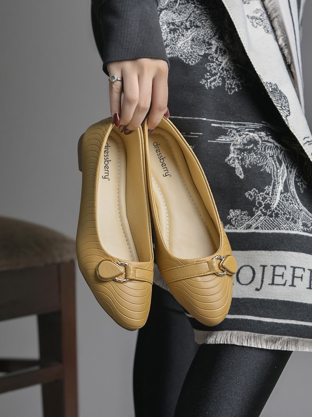 

DressBerry Women Textured Ballerinas Flats, Beige