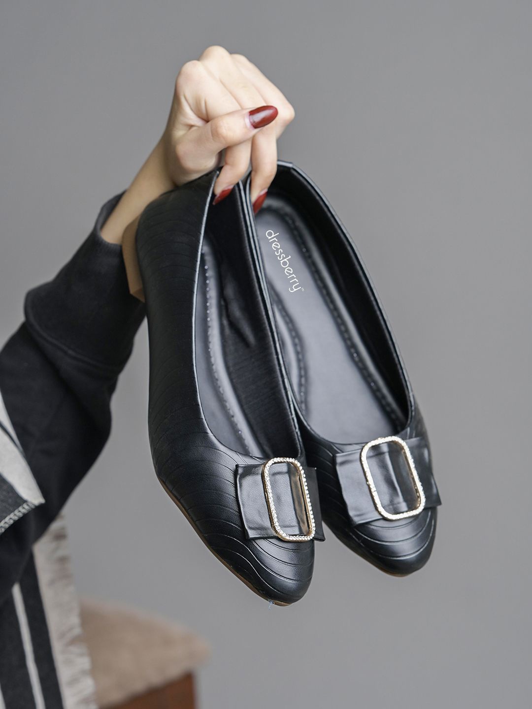 

DressBerry Women Textured Pointed Toe Ballerinas, Black