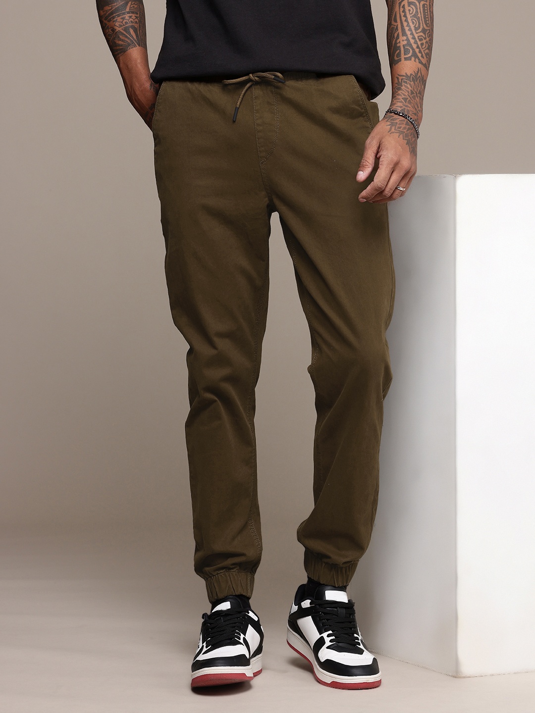 

The Roadster Lifestyle Co. Men Relaxed Joggers Trousers, Olive