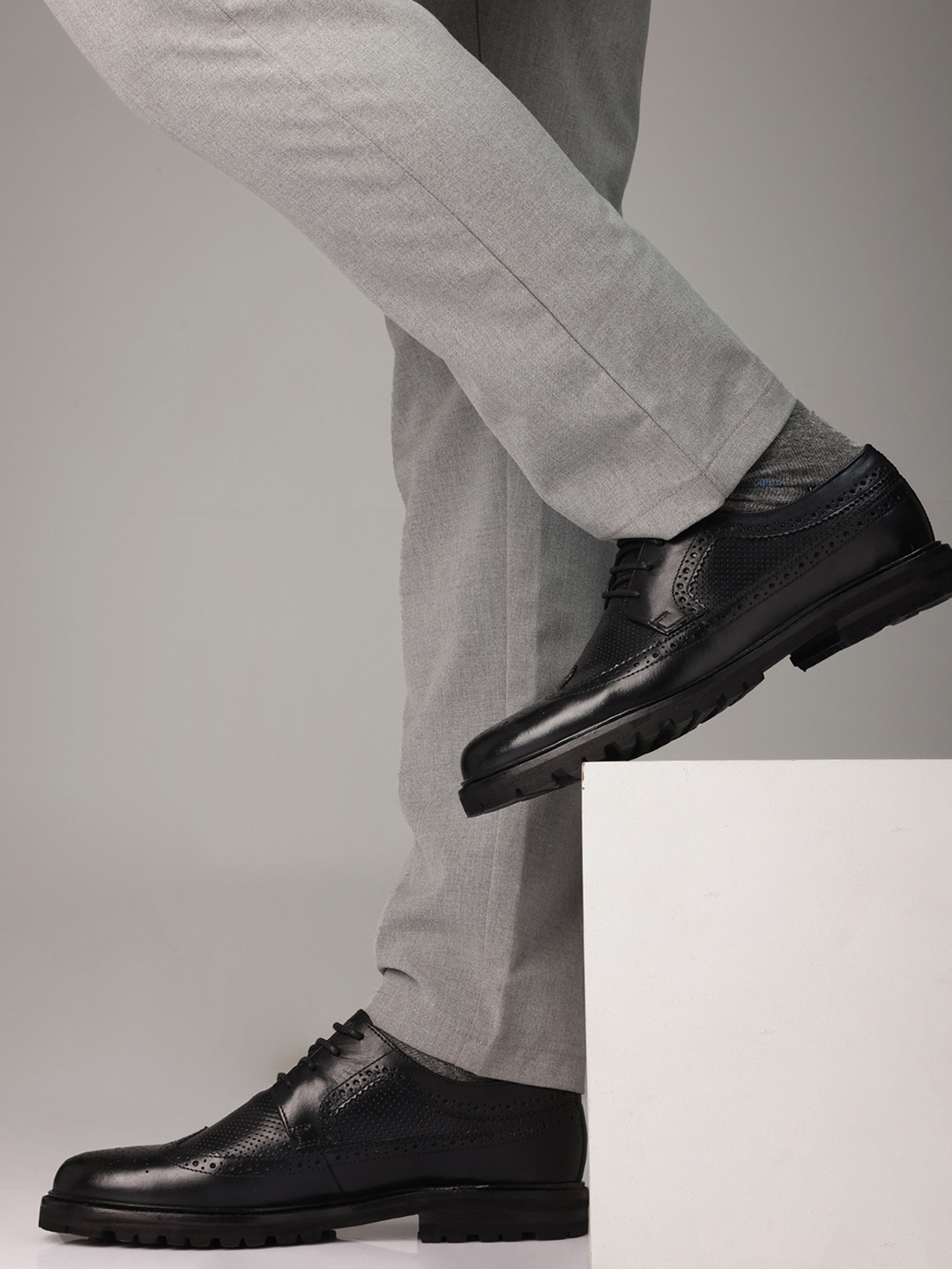 

RARE RABBIT Men Textured Round Toe Leather Formal Brogues, Black