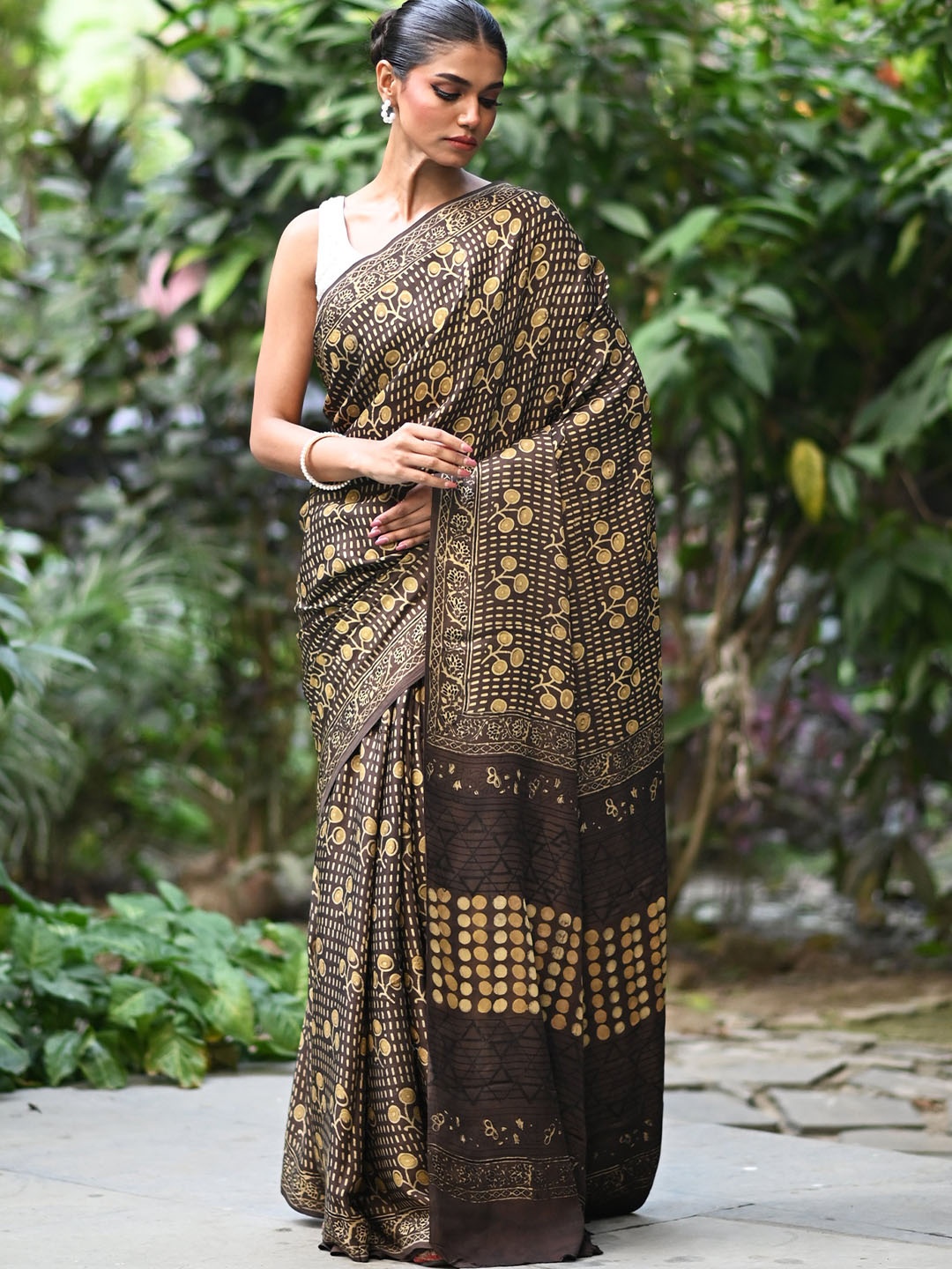 

Unnati Silks Abstract Printed Pure Silk Handloom Block Print Saree, Brown