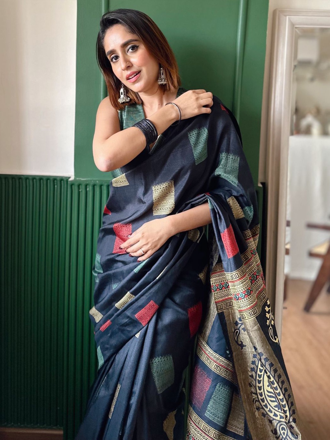 

KALINI Ethnic Motifs Printed Saree With Blouse Piece, Black