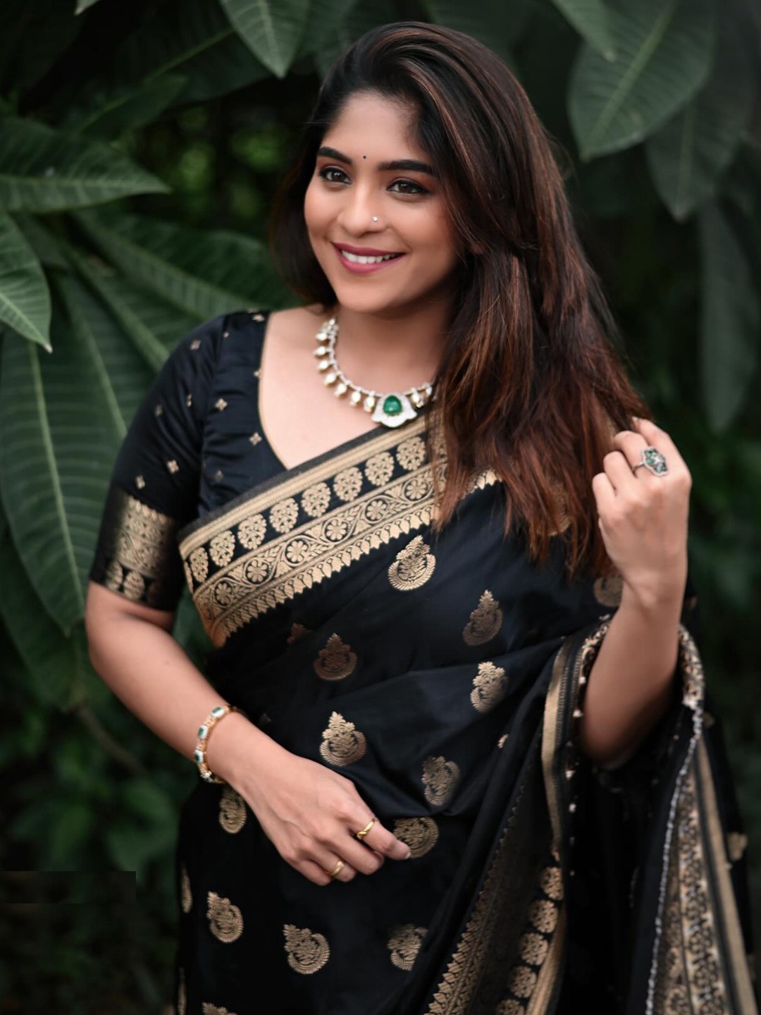 

Aika Woven Design Zari Pure Silk Saree, Black