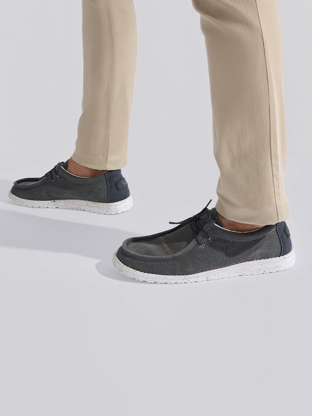 

NEEMANS Men Round Toe Sneakers, Black