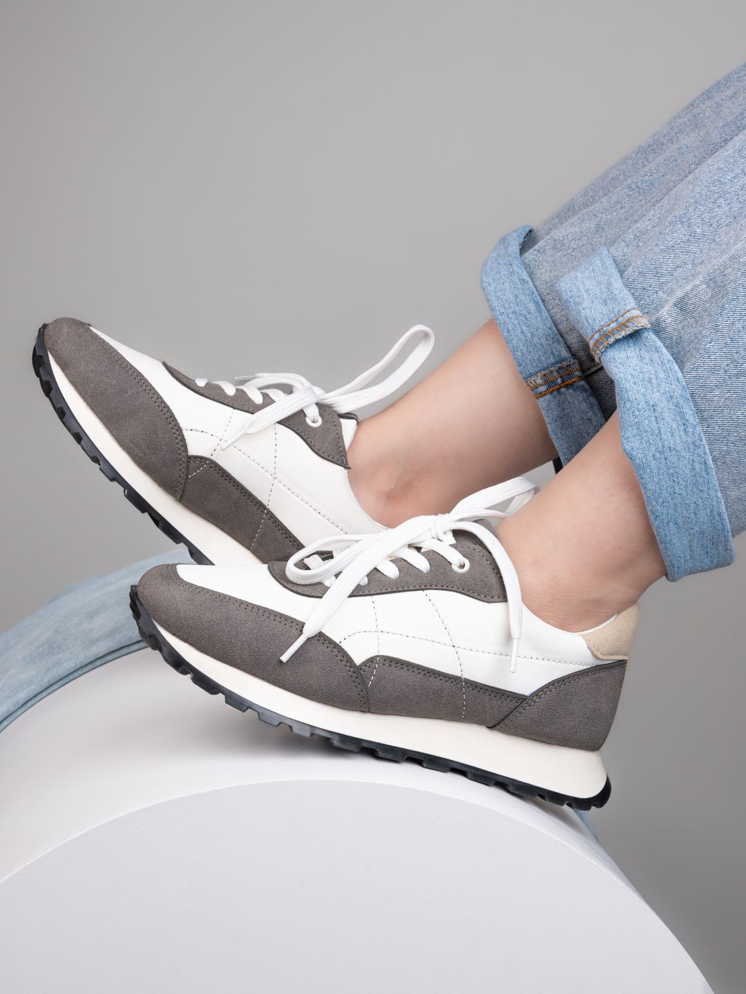 

The Roadster Lifestyle Co Women Lightweight Casual Sneakers, Grey