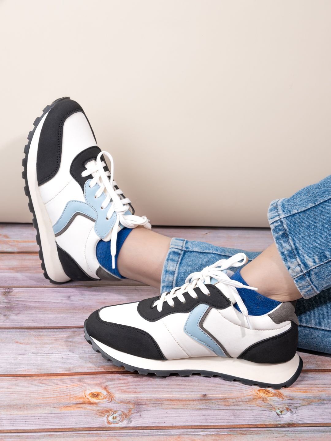 

The Roadster Lifestyle Co Women Colorblocked Lightweight Casual Sneakers, Black
