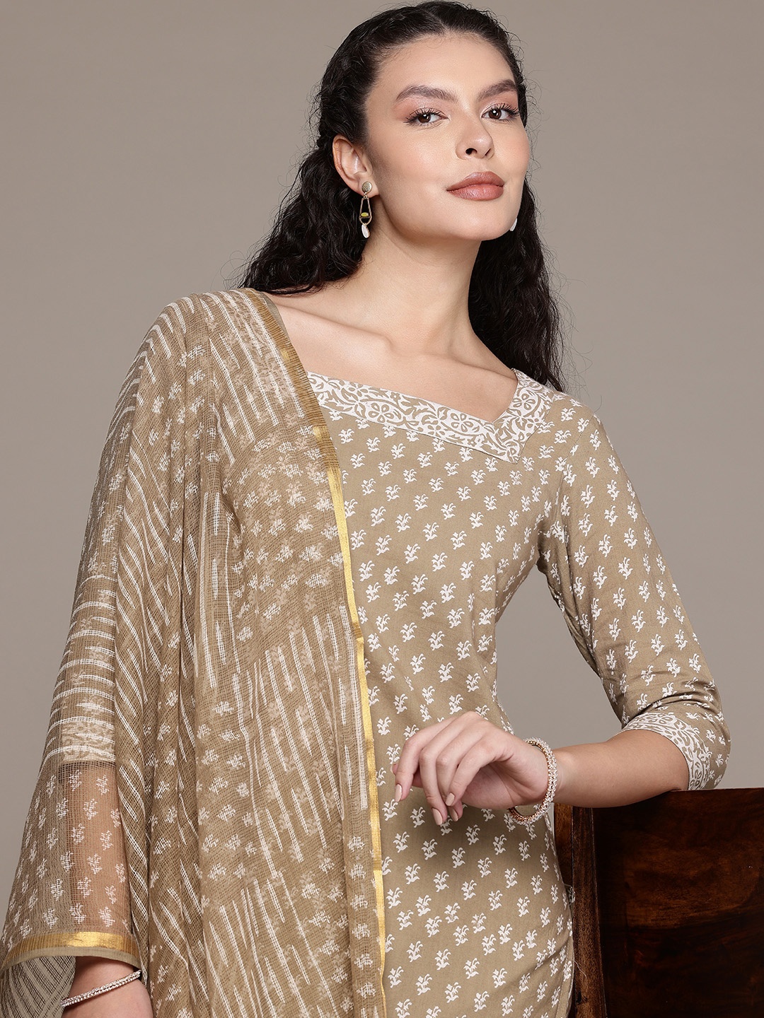 

Bahe Kurtiz Floral Printed Pure Cotton Kurta with Trousers & With Dupatta, Beige