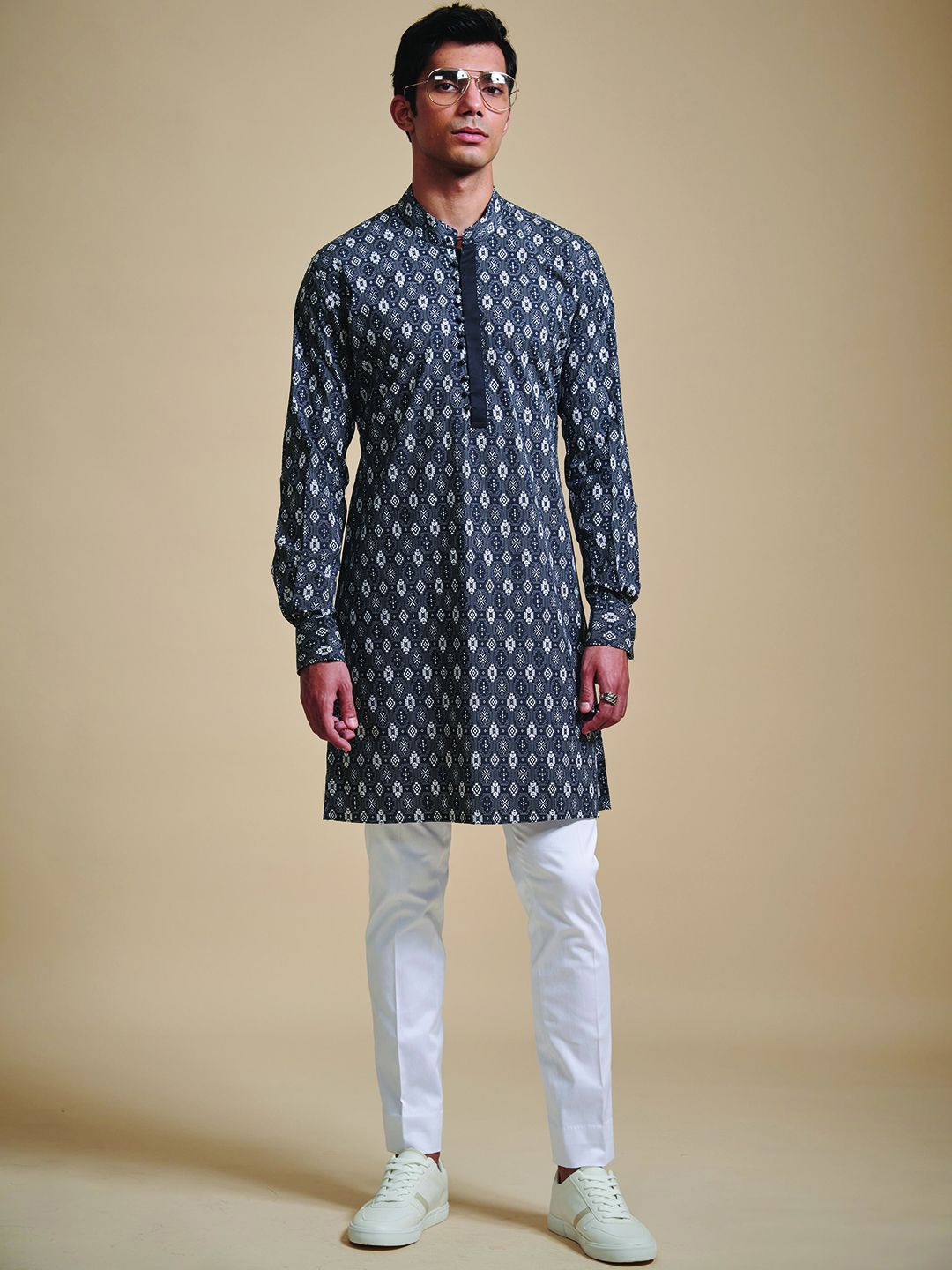 

RR Blue Men Geometric Thread Work Kurta, Black