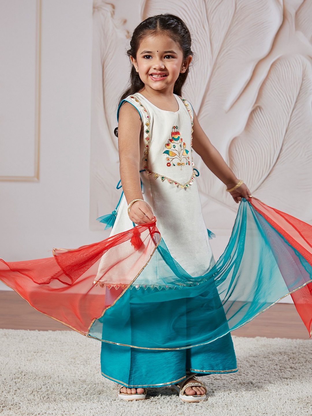 

VASTRAMAY Girls Floral Embroidered Regular Thread Work Kurta with Palazzos & With Dupatta, White