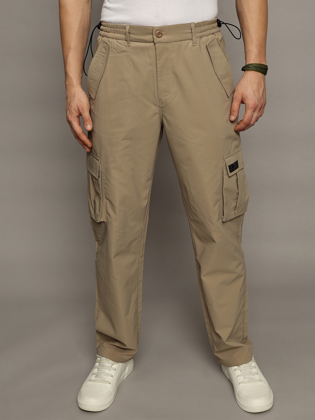 

The Roadster Lifestyle Co Loose-Fit Mid-Rise Cargo Trousers, Black
