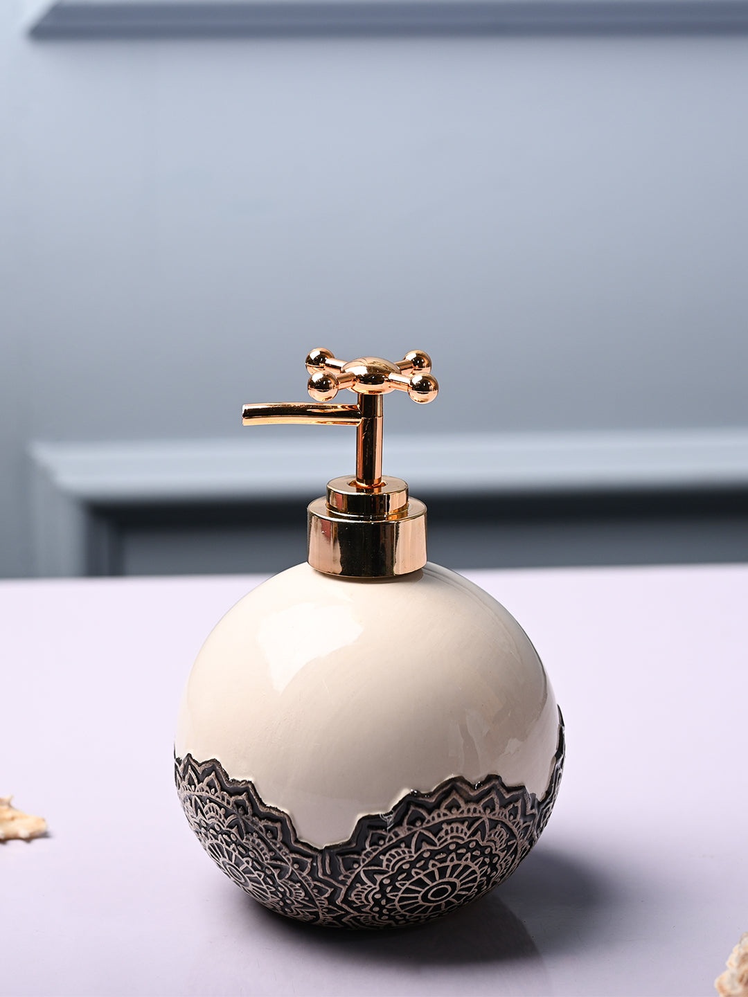 

MARKET99 White & Black Ethnic Motifs Round Shaped Ceramic Glossy Soap Dispenser-300 ml