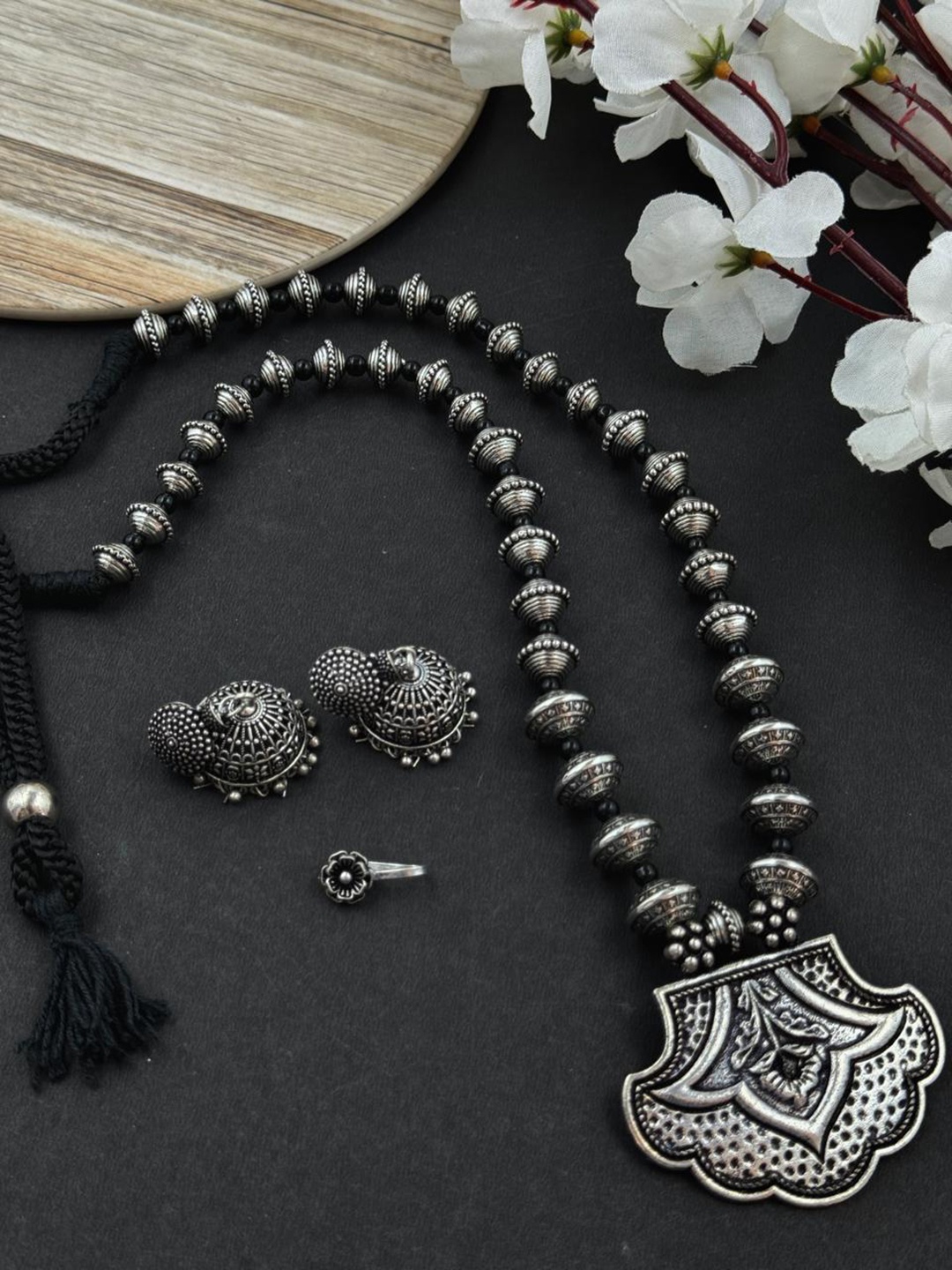 

NAMAN ARTS Kaira Single Line Silver-Plated Oxidised Necklace Jewellery Set