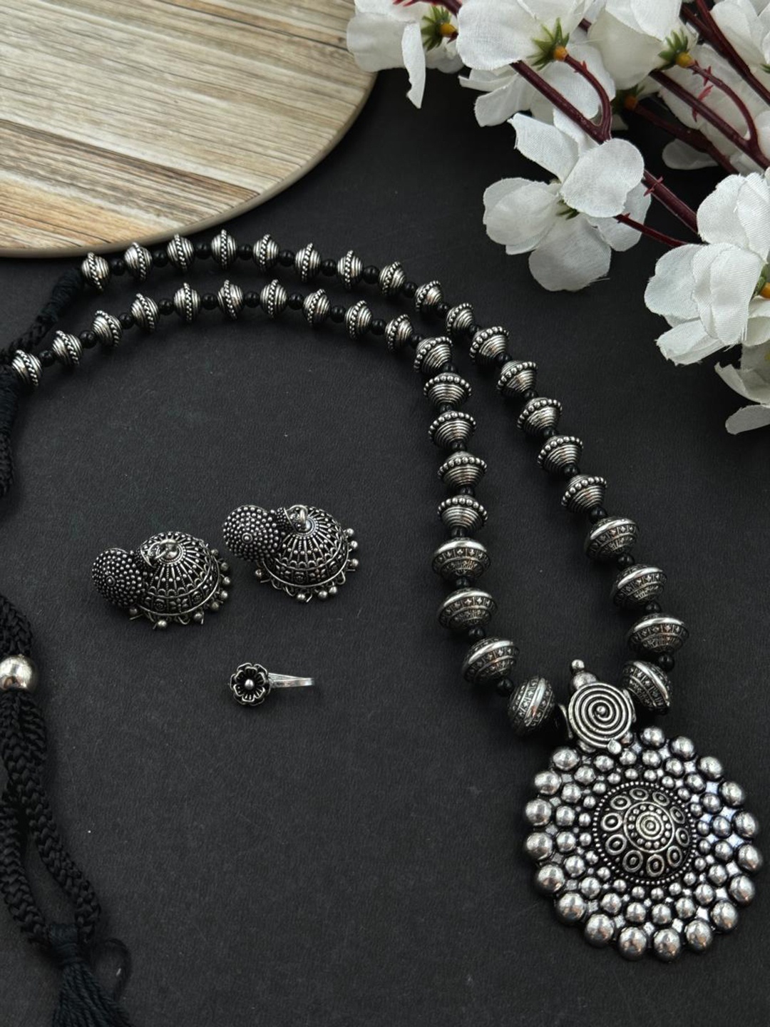 

NAMAN ARTS Kaira Single Line Silver-Plated Oxidised Necklace Jewellery Set