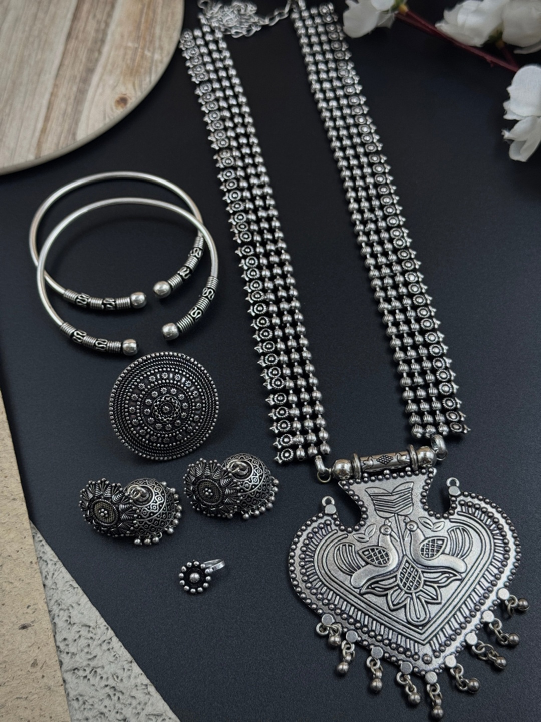 

NAMAN ARTS Silver-Plated Oxidised Necklace Jewellery Set