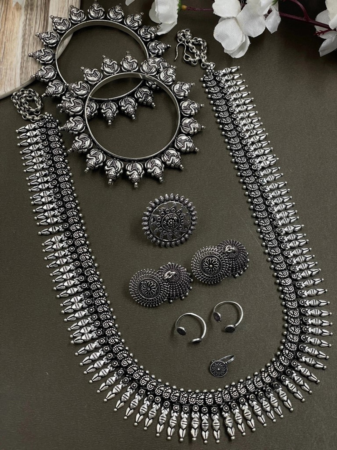 

NAMAN ARTS Silver-Plated Oxidised Necklace Jewellery Set
