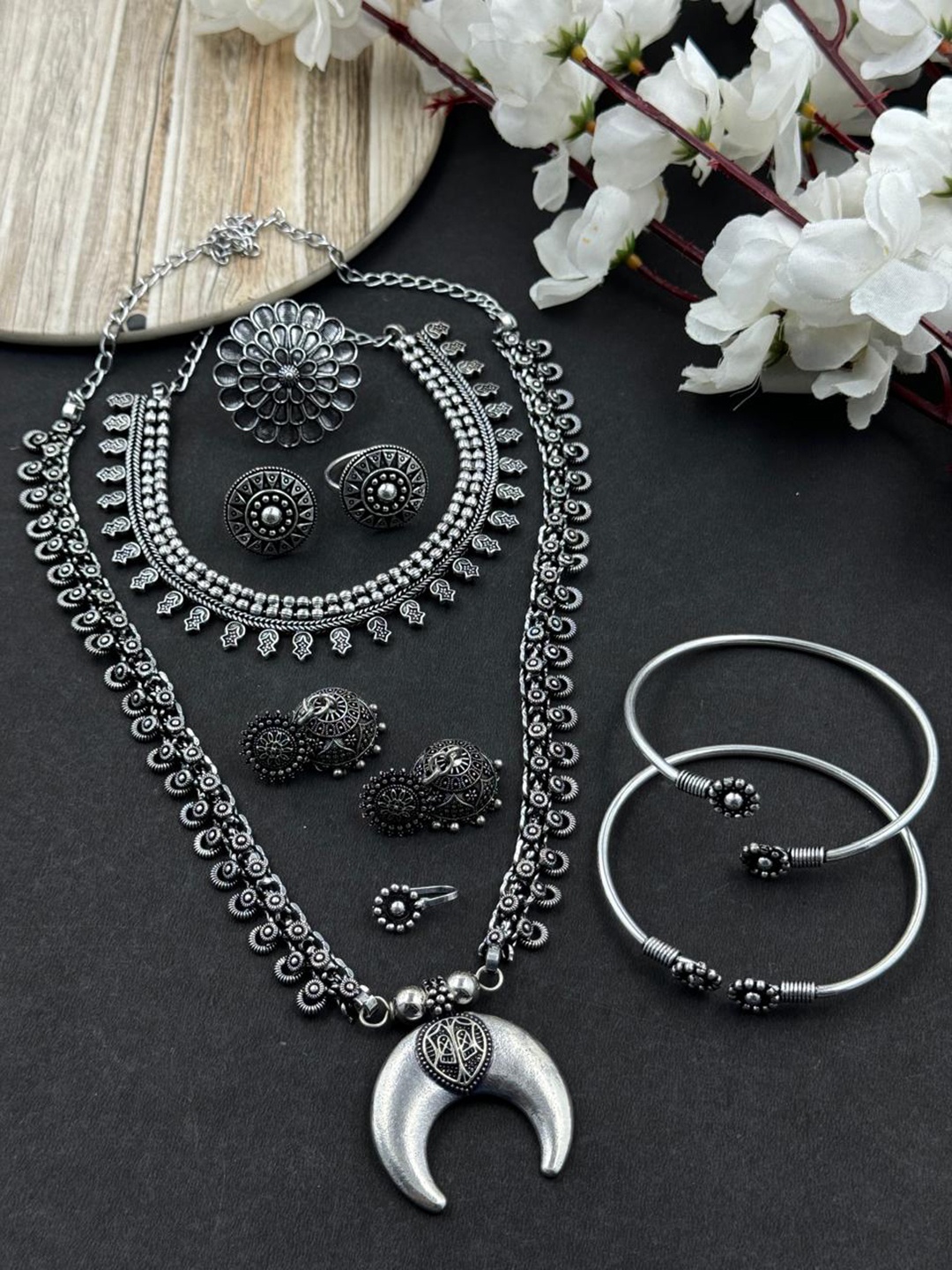 

NAMAN ARTS Silver-Plated Oxidised Necklace Jewellery Set