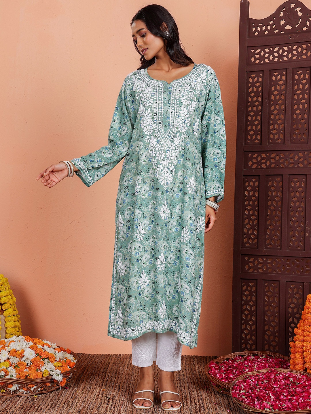

Chowkhat Women Ethnic Motifs Embroidered Chikankari Floral Handloom Kurta, Green