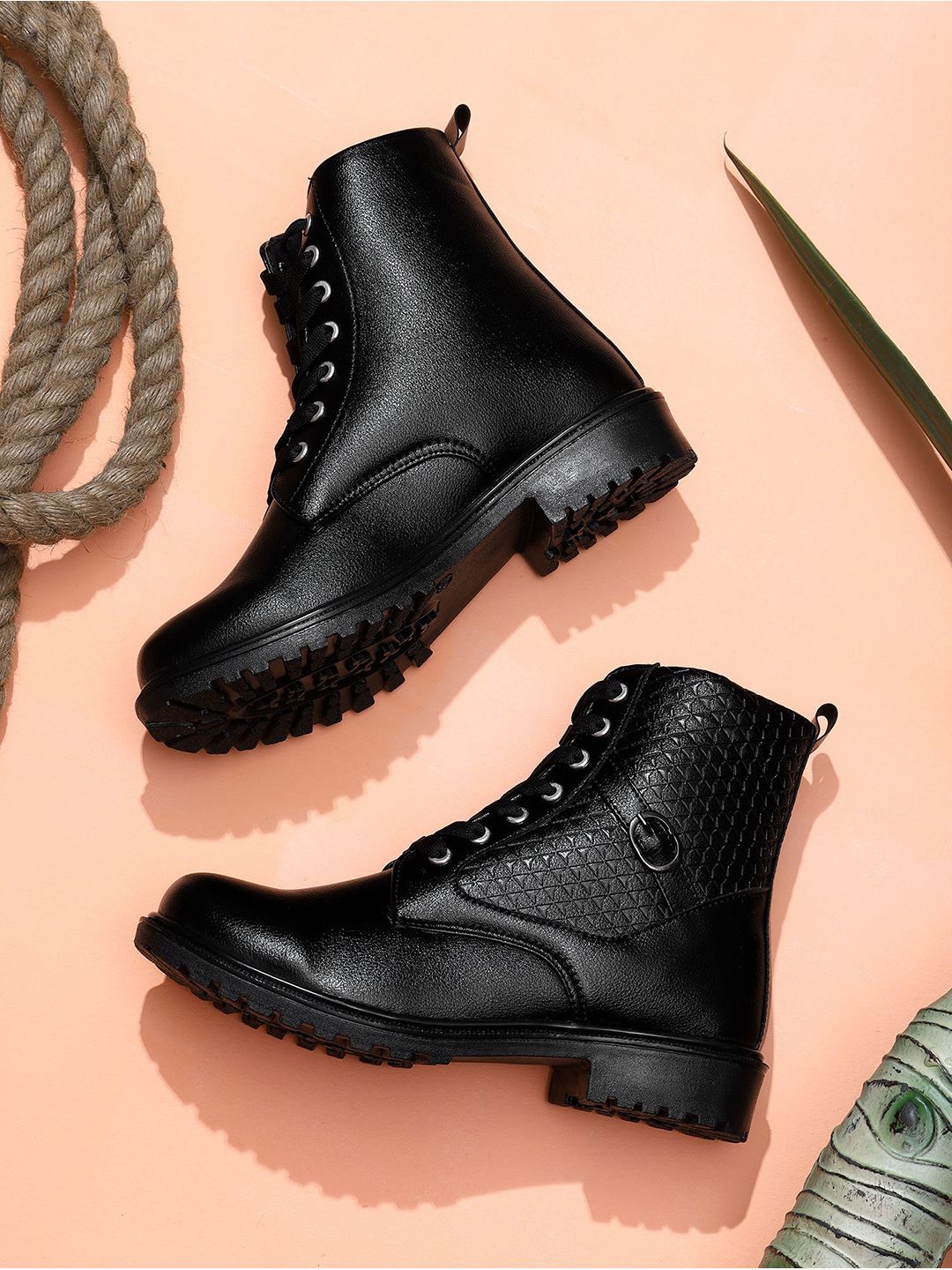 

TRASE Women Round Toe Lace-Ups Regular Boots, Black