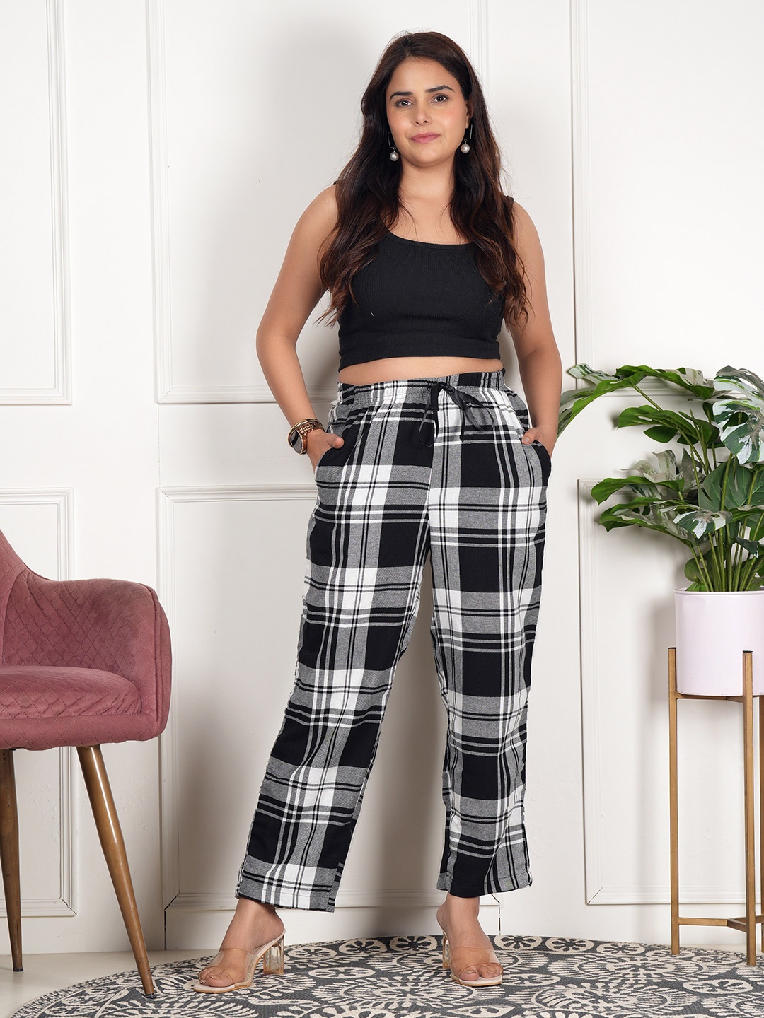 

Style Shoes Women Checked Mid-Rise Cropped Trousers, Black