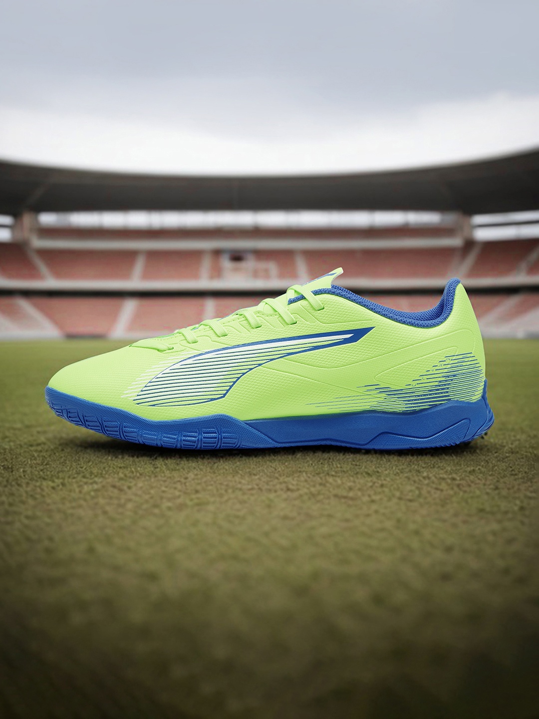 

Puma ULTRA 5 PLAY IT Unisex Indoor Court Shoes, Lime green