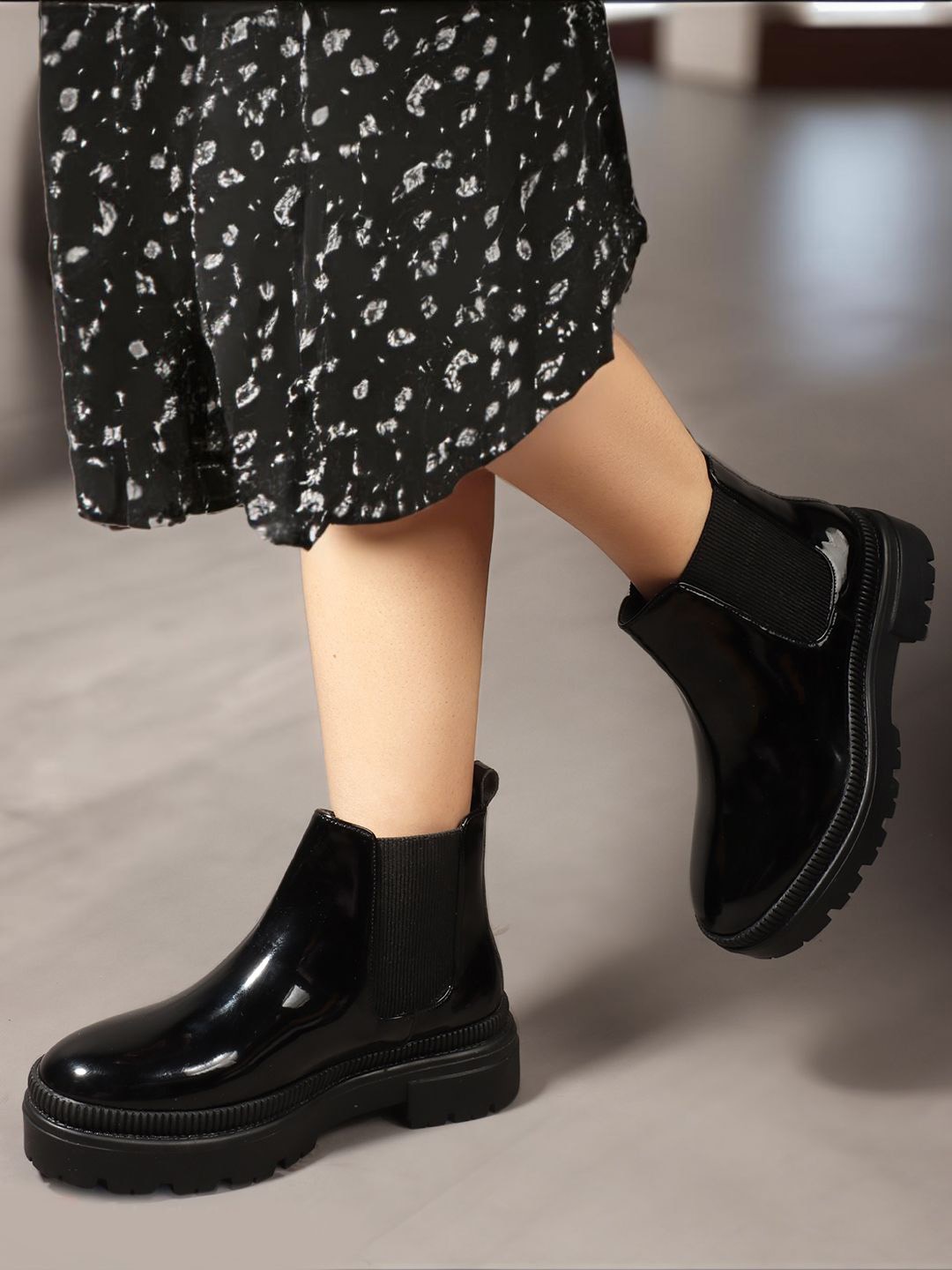 

Carlton London Women Casual Block-Heeled Chelsea Boots, Black