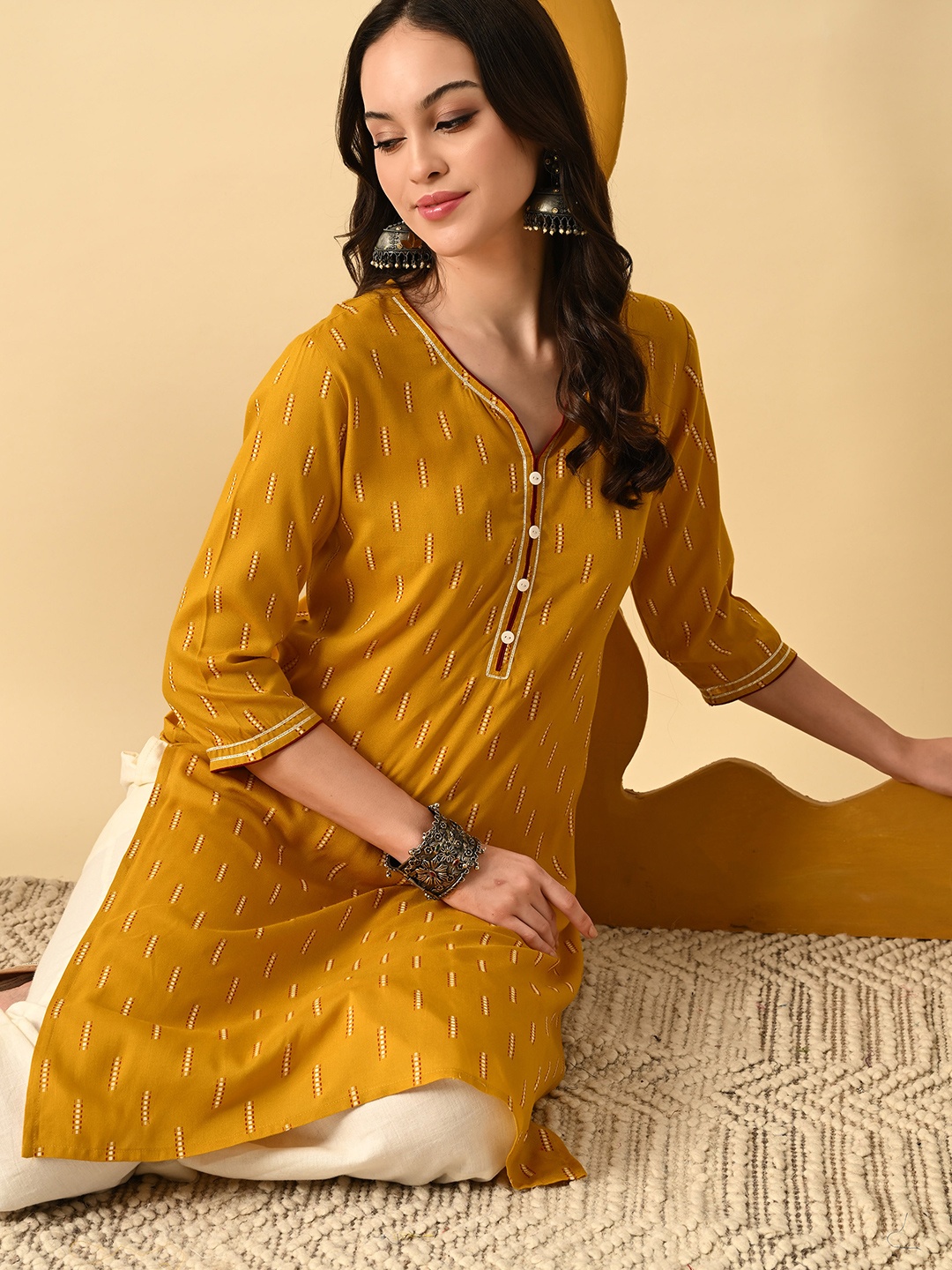 

GLOWWORLD Printed V Neck Straight Kurta, Mustard