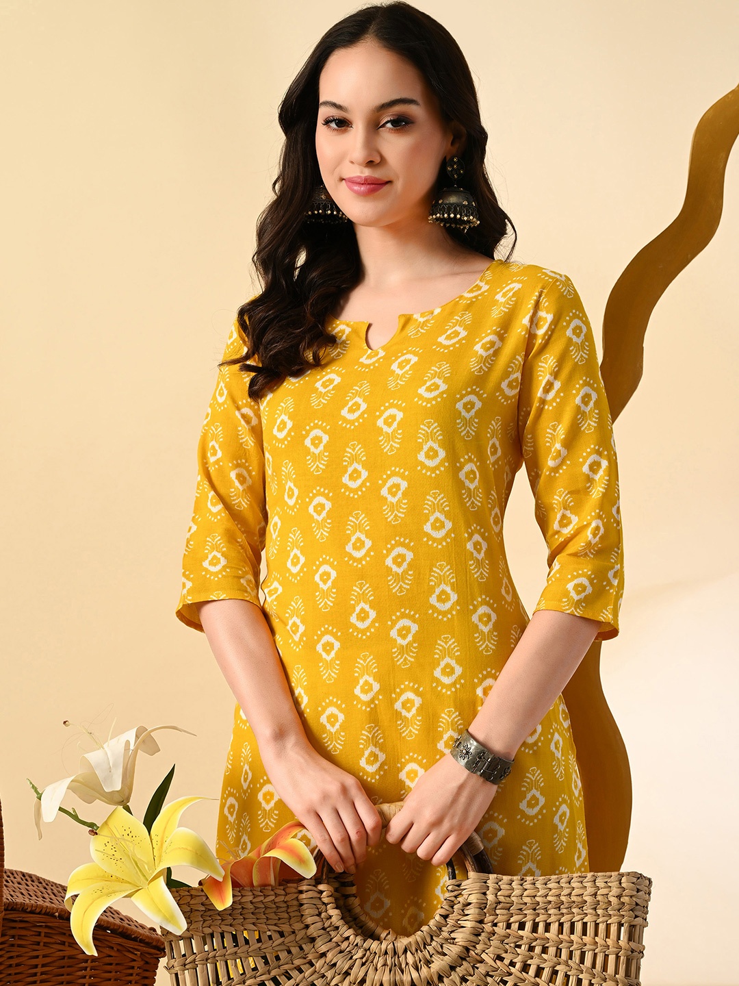 

METAFAB Printed Straight Round Neck Kurta, Yellow