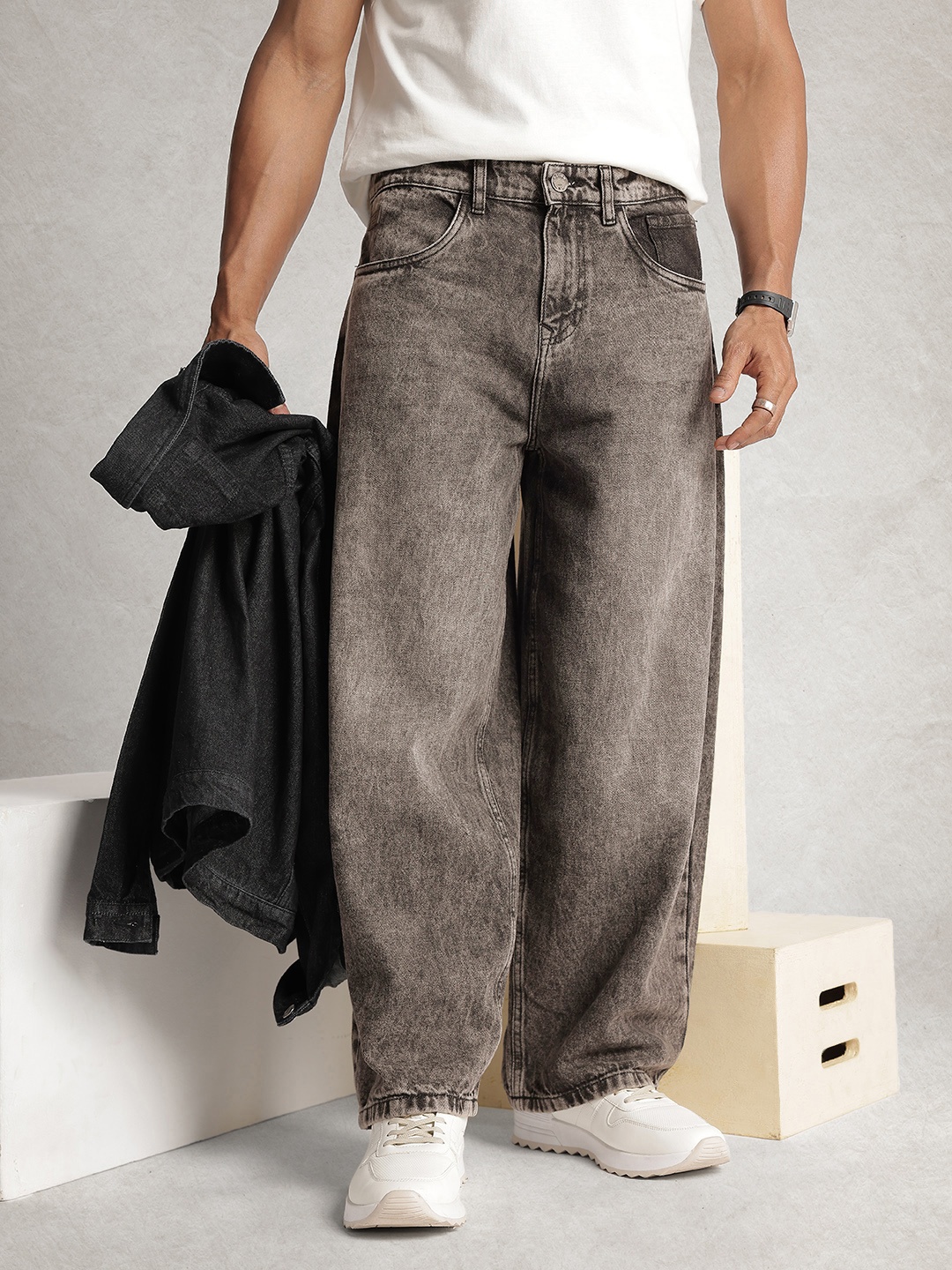 

WROGN Men Balloon Fit Heavy Fade Pure Cotton Jeans, Grey