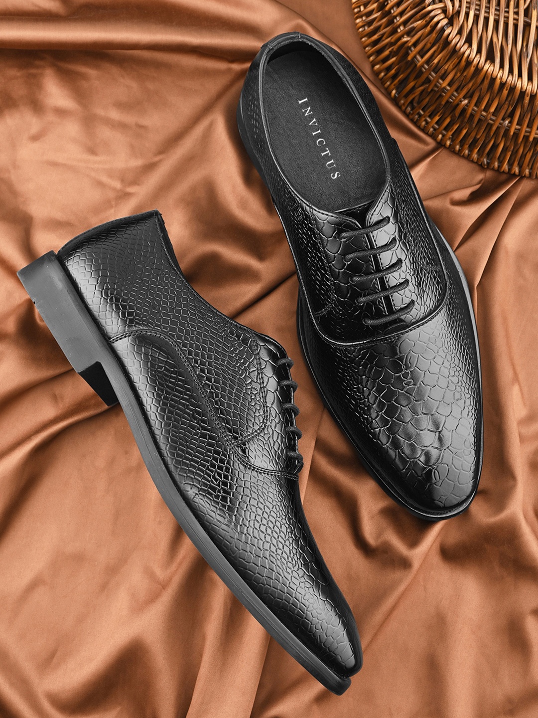 

INVICTUS Men Textured Lace-Up Formal Oxfords, Black