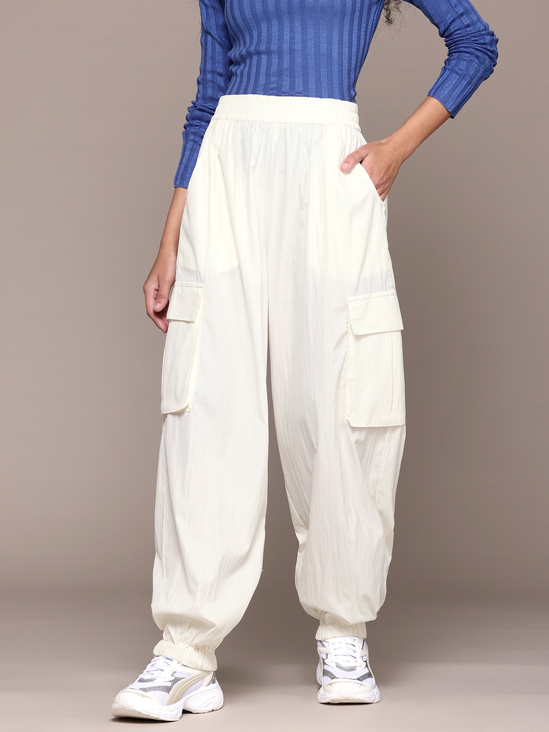 

Roadster Women Relaxed Cargos Trousers, Off white