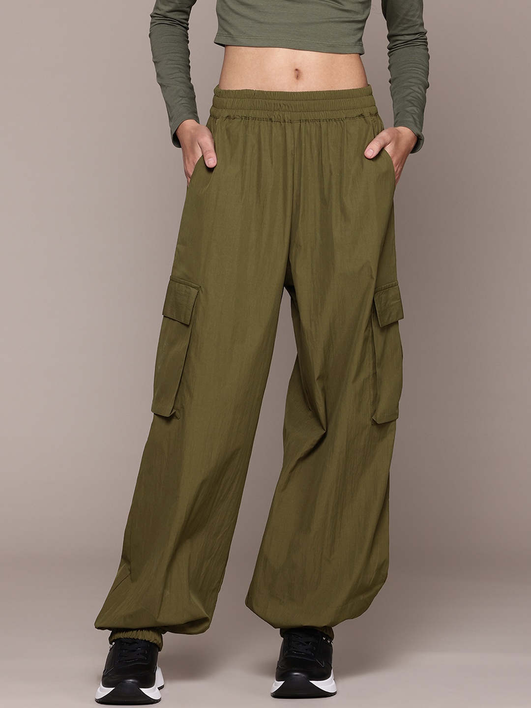 

The Roadster Lifestyle Co. Women Relaxed Cargos Trousers, Olive