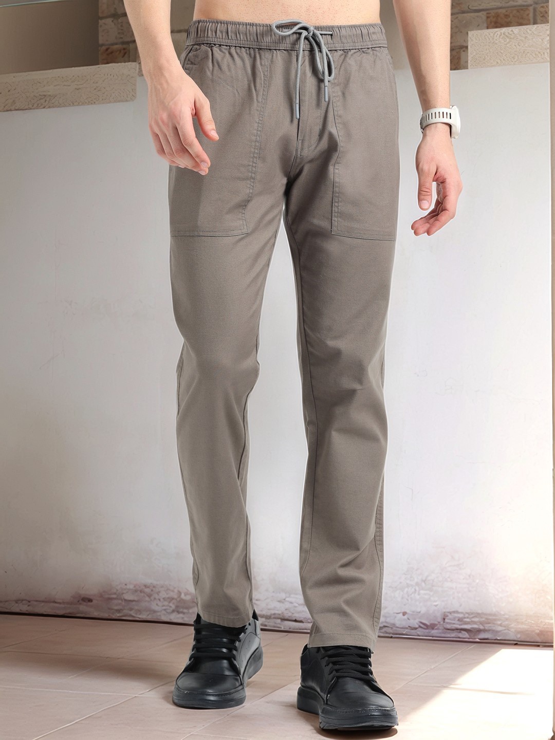 

NEVER NEUD Men Relaxed Corn Airport Joggers Trousers, Cream