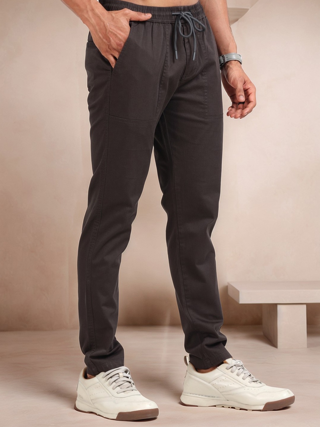 

NEVER NEUD Men Relaxed Comfy Airport Trousers, Coffee brown