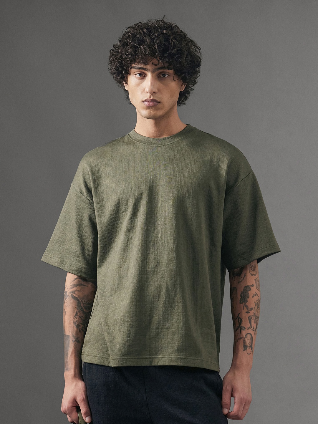 

RARE RABBIT Men Drop-Shoulder Sleeves Raw Edge T-shirt, Olive