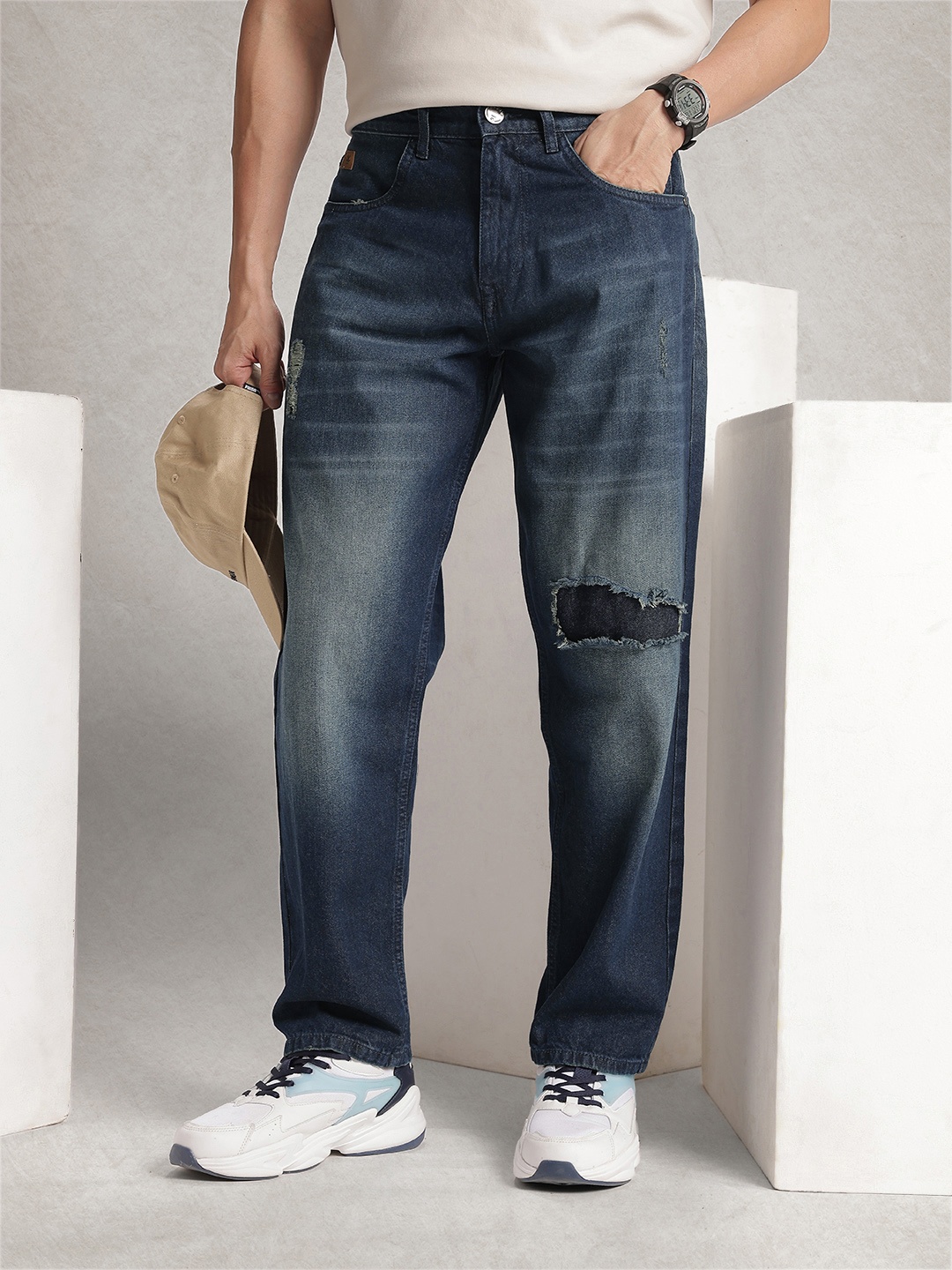 

WROGN Men Pure Cotton Loose Fit Patch Detail Mildly Distressed Heavy Fade Jeans, Blue