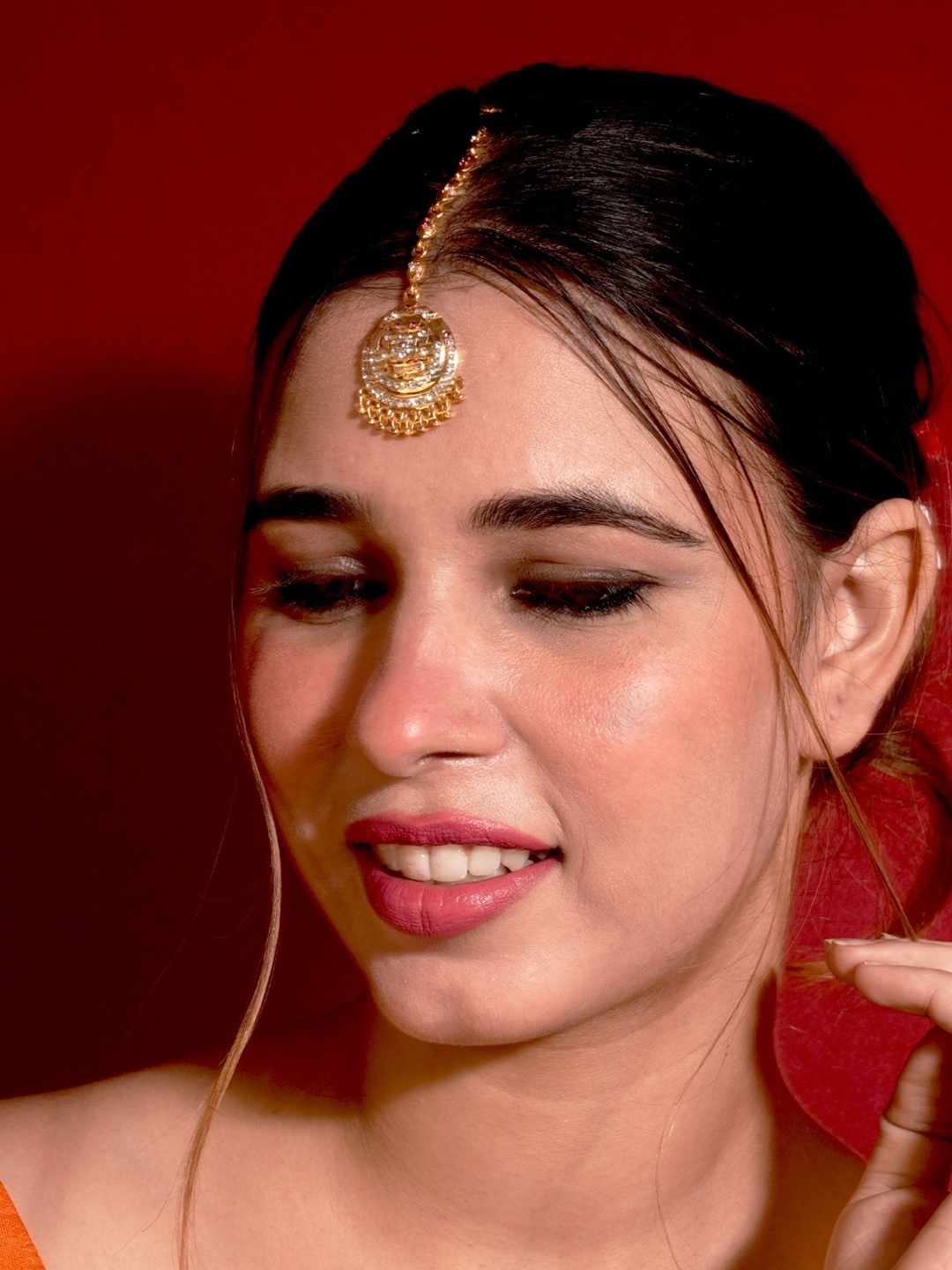 

Niscka Women Ruby Zircon Bell-Design Mangtikka, Gold