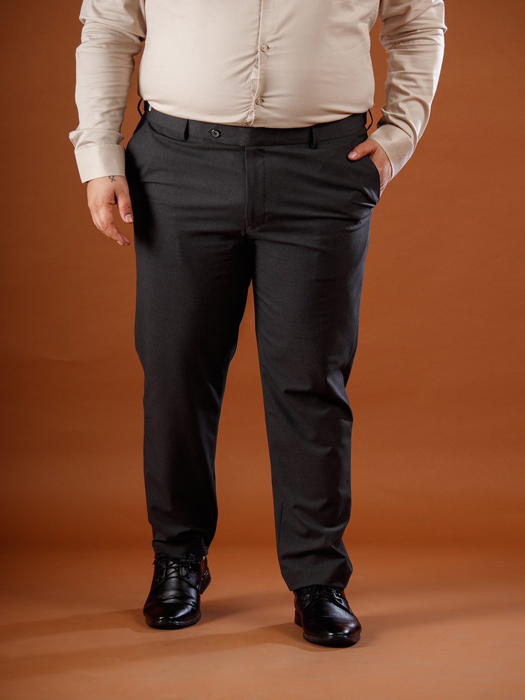 

Muffynn Men Relaxed Straight Leg Straight Fit Mid Rise Formal Trousers, Charcoal