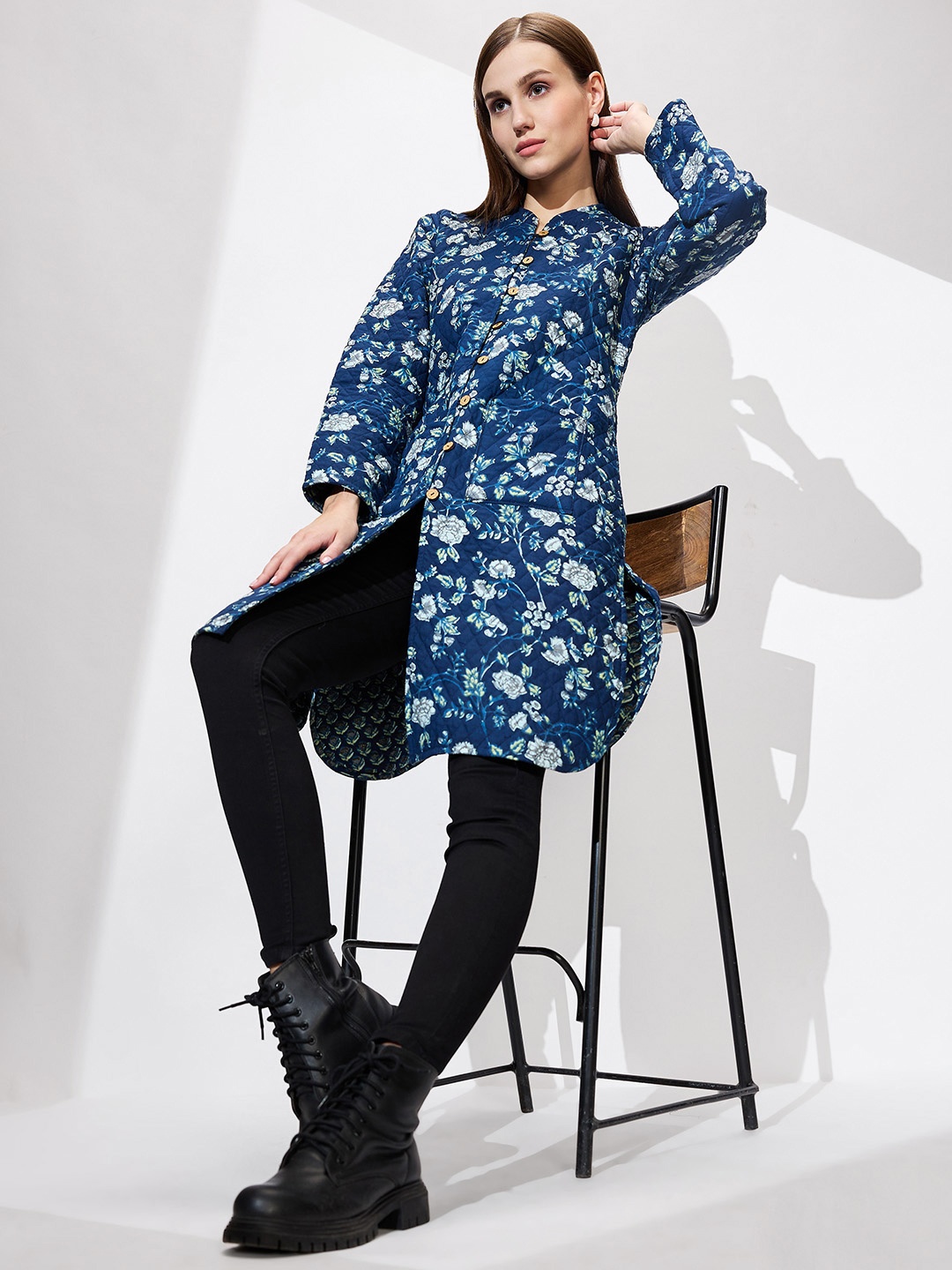 

Globus Mandarin Collar Floral Print Quilted Curved Hem Reversible Winter Shrug, Blue