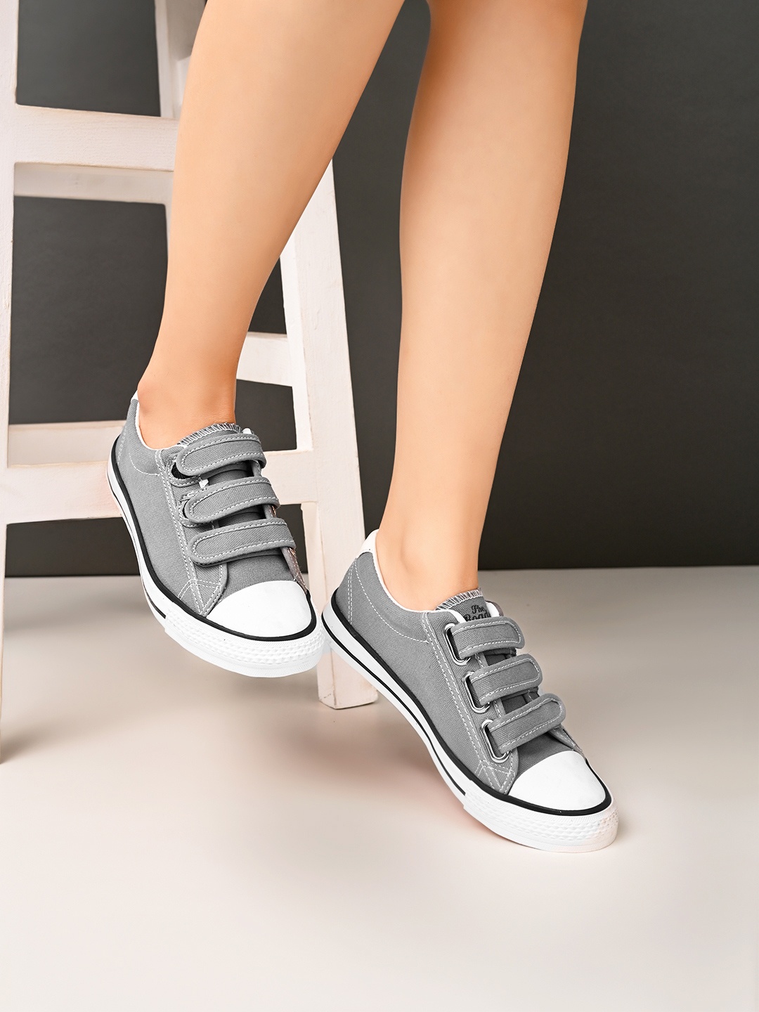 

The Roadster Lifestyle Co Women Colorblocked Lightweight Sneakers, Grey