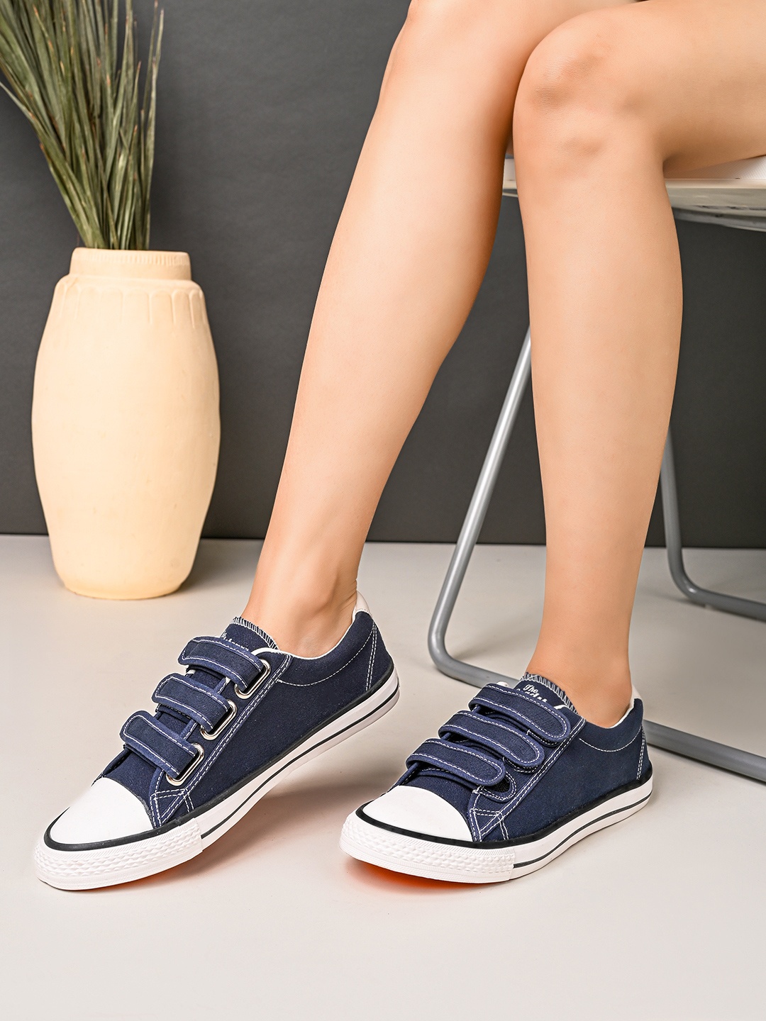 

The Roadster Lifestyle Co Women Colorblocked Lightweight Sneakers, Navy blue