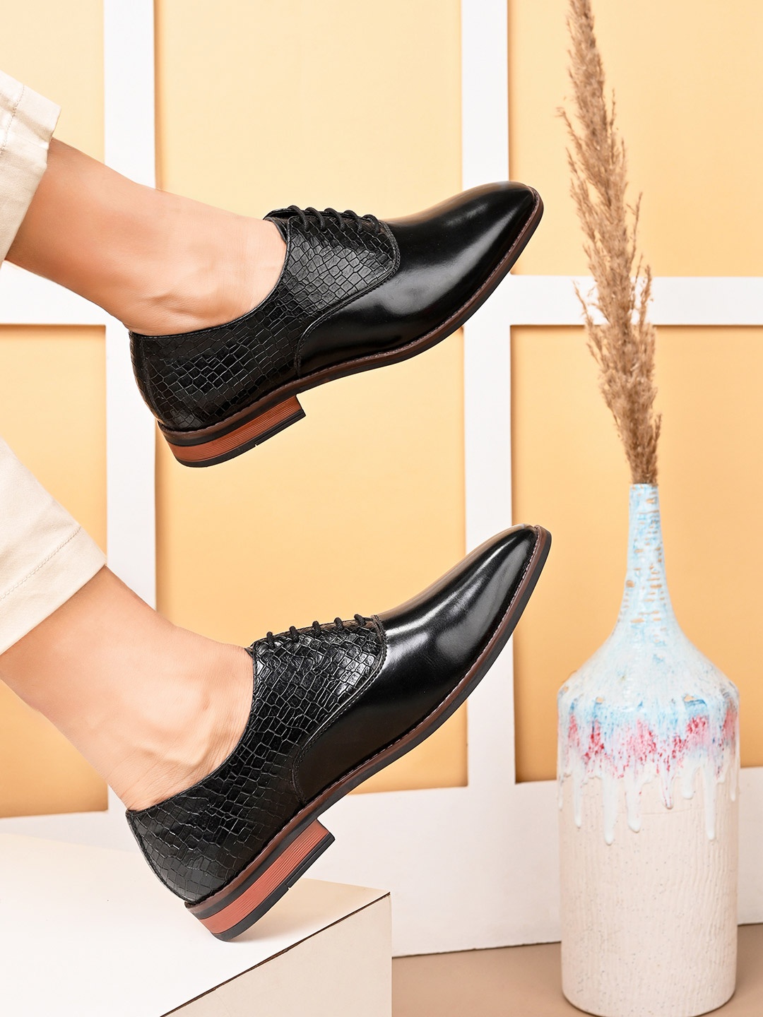 

House of Pataudi Men Textured Oxfords Formal Shoes, Black