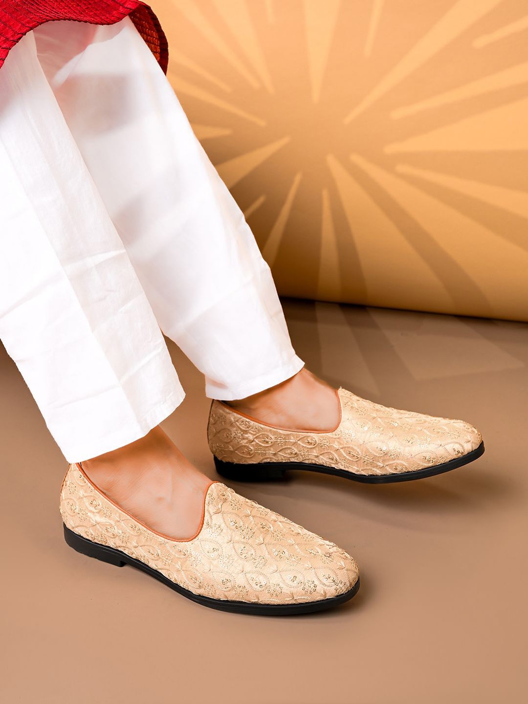 

House of Pataudi Men Embroidered Lightweight Slip On Mojaris, Beige