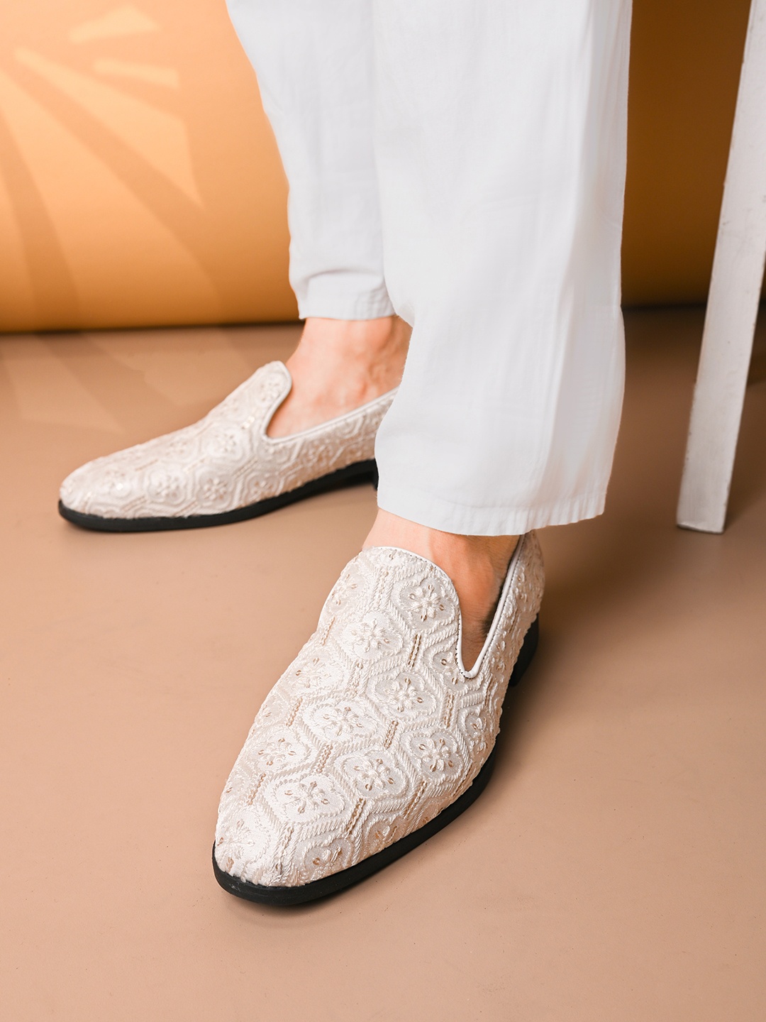 

House of Pataudi Men Embroidered Slip On Mojaris, Silver