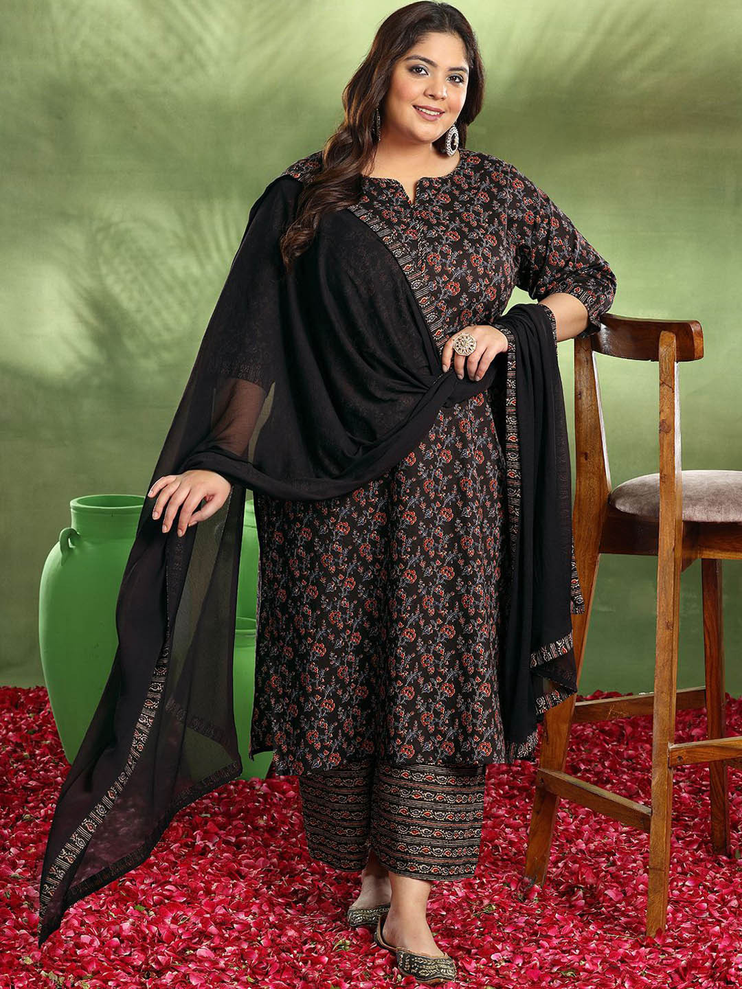 

EXTRA LOVE BY LIBAS Plus Size Floral Printed Pure Cotton Kurta With Palazzos & Dupatta, Black
