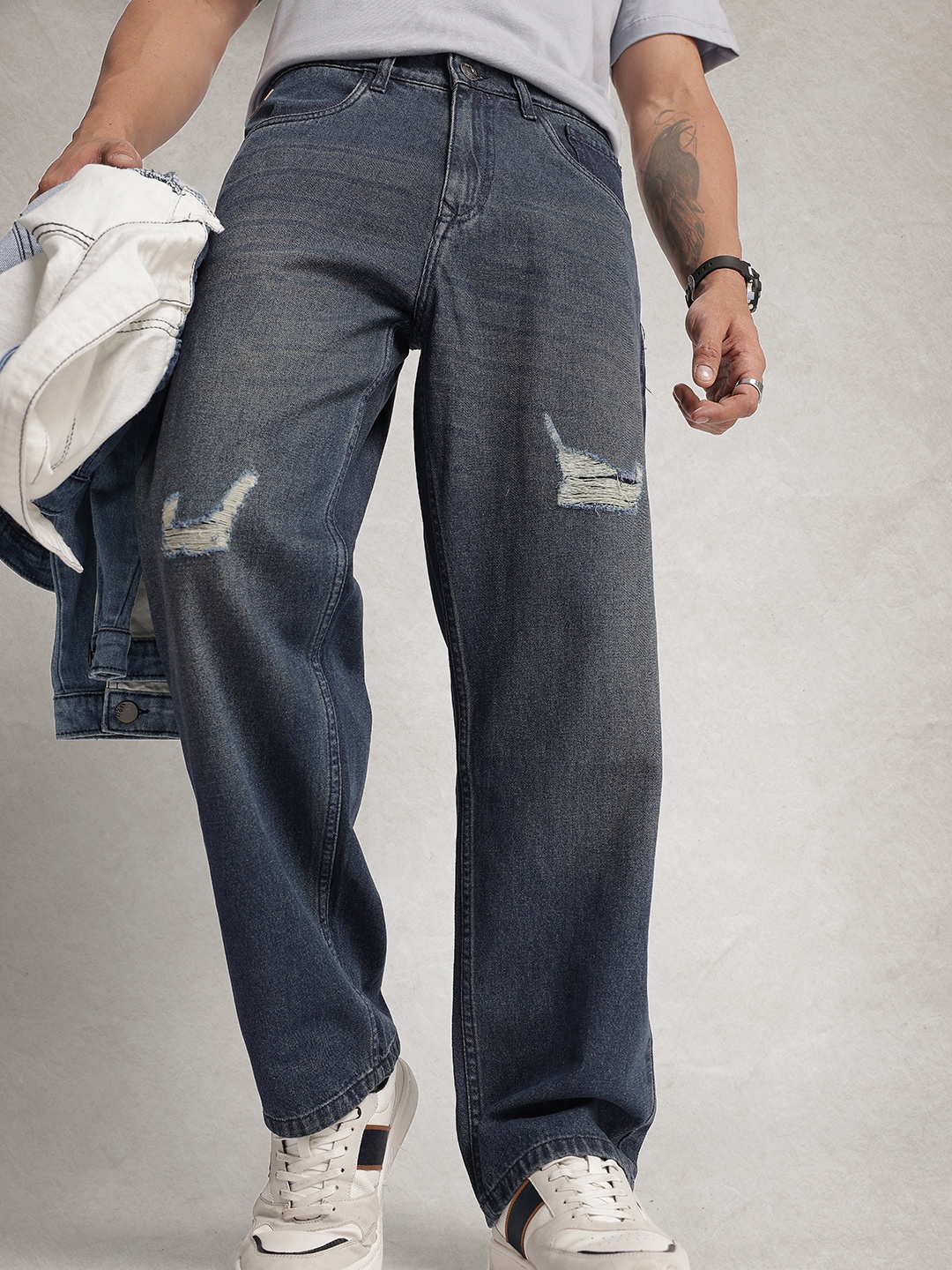 

WROGN Men Loose Fit Low Distress Light Fade Pure Cotton Jeans, Blue