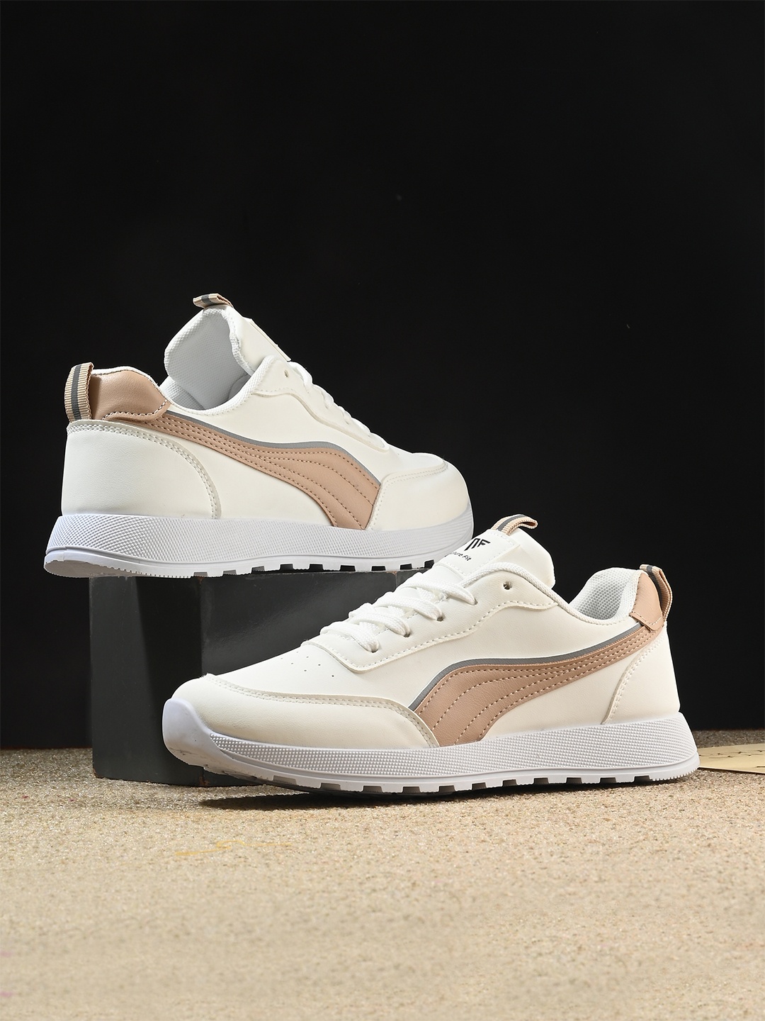

Nature Fit Women Colourblocked Sneakers, White