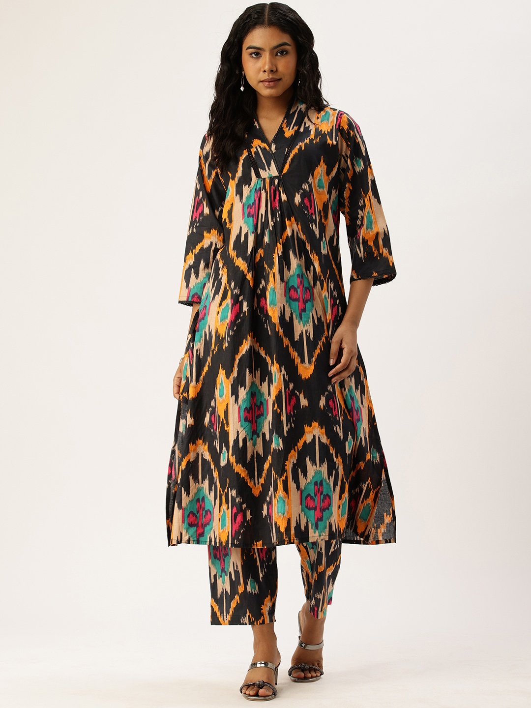 

Vinya V-Neck Abstract Printed Straight Kurta with Trousers, Black